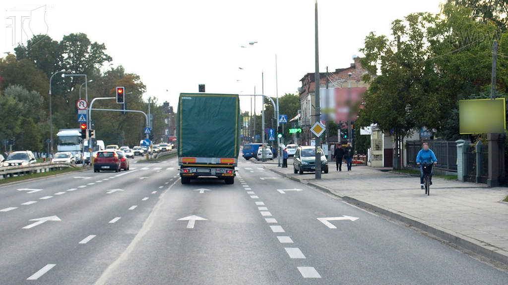 Materiał do pytania: Jaki odstęp, kierując motorowerem, masz obowiązek zachować od jadącego przed tobą pojazdu w obszarze zabudowanym?