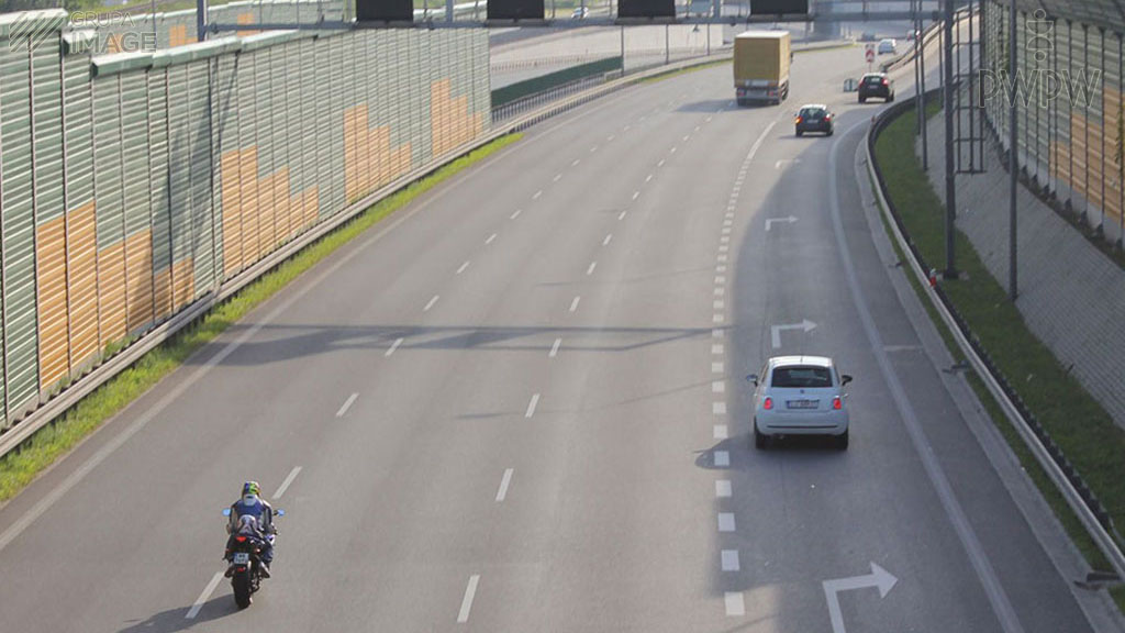 Materiał do pytania: Czego powinieneś się spodziewać wyjeżdżasz motocyklem zza ekranu akustycznego, który kończy się z lewej strony drogi?