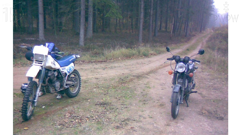 Materiał do pytania: W jaki sposób powinieneś kierować motocyklem na drodze gruntowej?