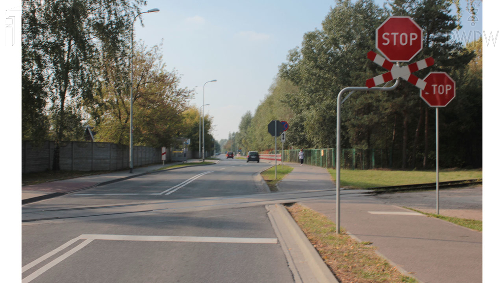 Materiał do pytania: W jaki sposób należy przejeżdżać motorowerem przez torowisko?