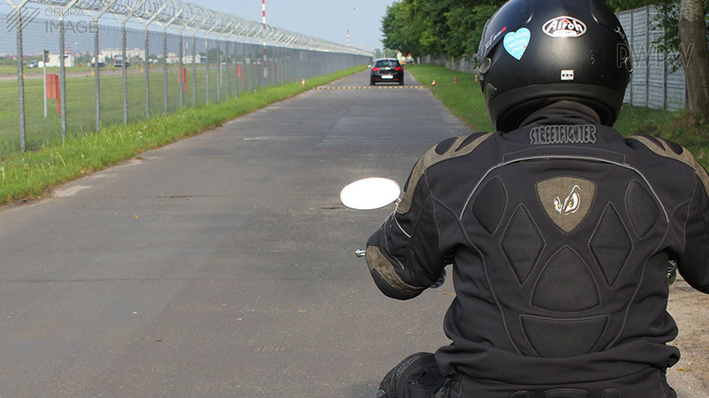Materiał do pytania: Który z wymienionych czynników może ograniczać Twoje pole widzenia drogi, gdy kierujesz motocyklem w ciągu dnia?