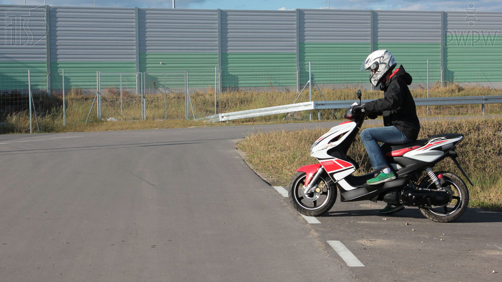 Materiał do pytania: Co może ograniczać pole widzenia, kiedy kierujesz motorowerem?