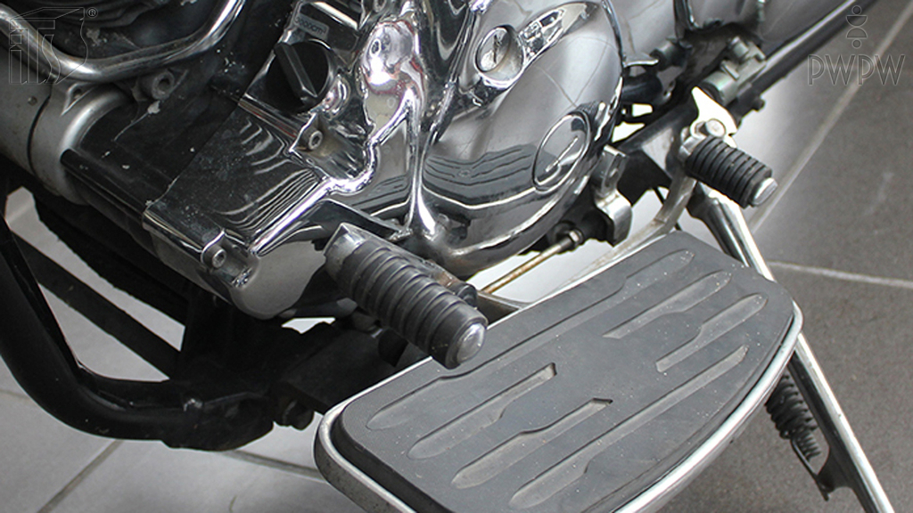 Materiał do pytania: Gdzie najczęściej występuje położenie neutralne (luz) w motocyklach wyposażonych w manualną skrzynię biegów?