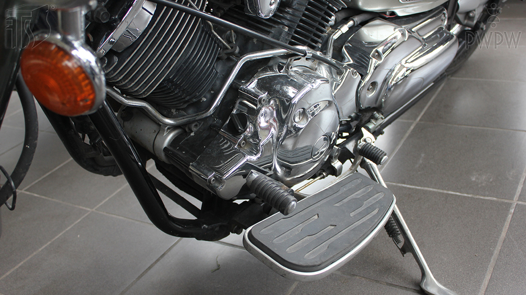 Materiał do pytania: W jaki sposób kierując motocyklem uzyskasz efekt hamowania silnikiem?