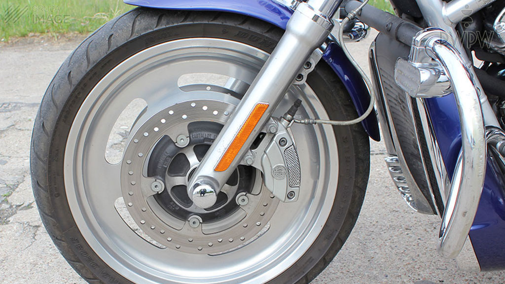Material for the question: How should you respond to the side skidding of the front wheel when riding a motorcycle on a dirt road?