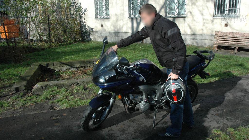 Material zur Frage: Welche von den nachstehenden Tätigkeiten dürfen Sie beim Motorradfahren nicht ausüben?