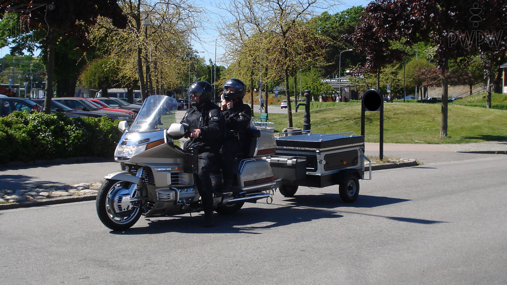 Materiał do pytania: Ile wynosi maksymalna długość zespołu pojazdów składającego się z motocykla i przyczepy?