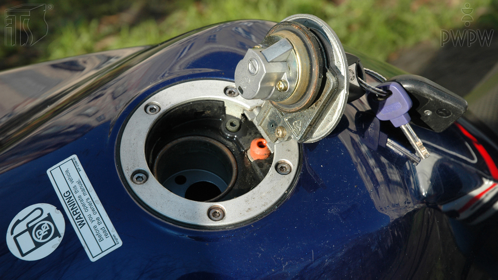 Materiał do pytania: Na co, przede wszystkim, zwrócisz uwagę podczas tankowania motocykla?