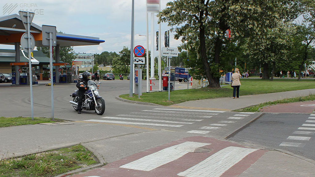 Materiał do pytania: Którą z wymienionych zasad powinieneś stosować podczas tankowania motocykla?