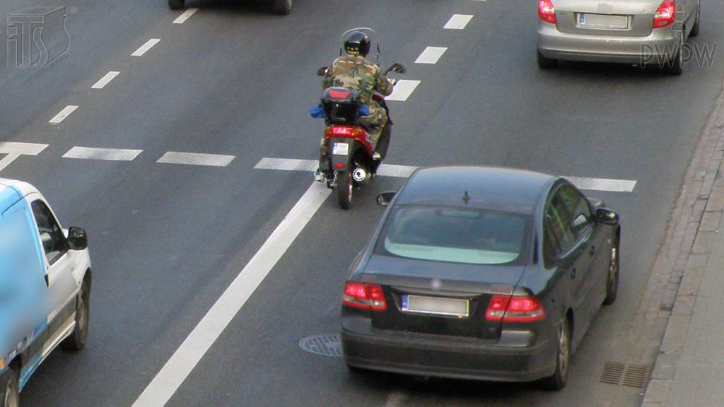 Materiał do pytania: Której z tych czynności nie masz prawa wykonywać, gdy kierujesz motorowerem?