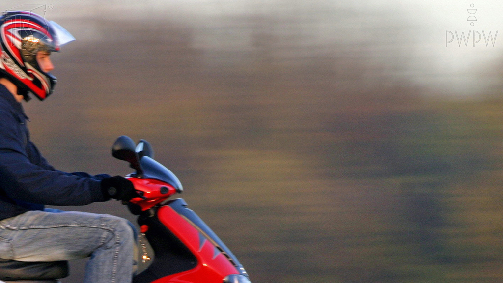 Materiał do pytania: Której z tych czynności nie ma prawa wykonywać pasażer, którego przewozisz motorowerem?