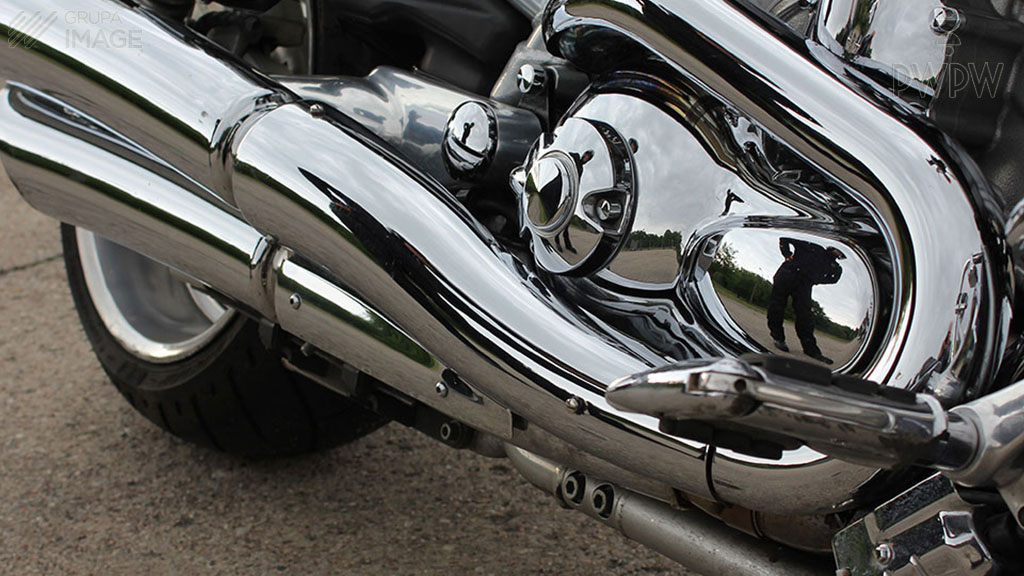 Materiał do pytania: Jak powinieneś postąpić jeśli w trakcie jazdy motocyklem zachodzi potrzeba sprawdzenia poziomu oleju?