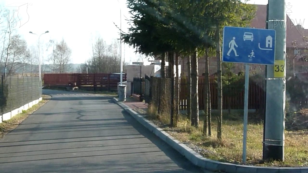 Materiał do pytania: Z jaką maksymalną dopuszczalną prędkością masz prawo kierować ciągnikiem rolniczym z przyczepą, na drodze za tym znakiem?