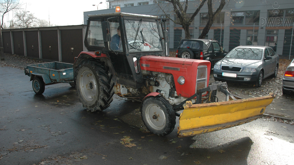 Material zur Frage: Von der Einhaltung welcher Vorschrift sind Sie entbunden, wenn Sie eine landwirtschaftliche Zugmaschine bei der Durchführung der Ordnungsarbeiten auf der Straße fahren?
