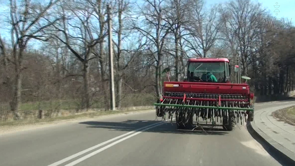 Materiał do pytania: Na co, przede wszystkim, powinieneś zwrócić uwagę dostosowując odległość ciągnika rolniczego od jadącego przed Tobą pojazdu?
