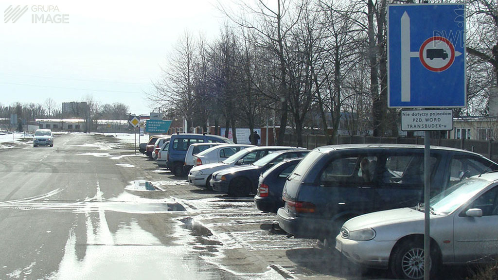 Materiał do pytania: Jaki wpływ na długość drogi hamowania, ma zawilgocenie jezdni spowodowane deszczem?