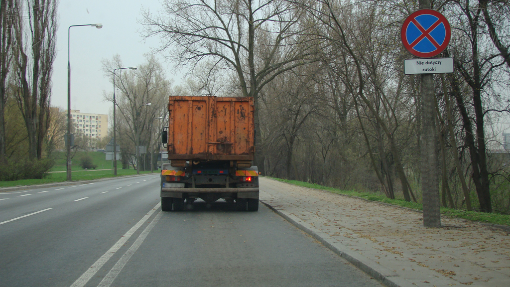 Materiał do pytania: Jaki odstęp powinieneś zachować jadąc za innym pojazdem?