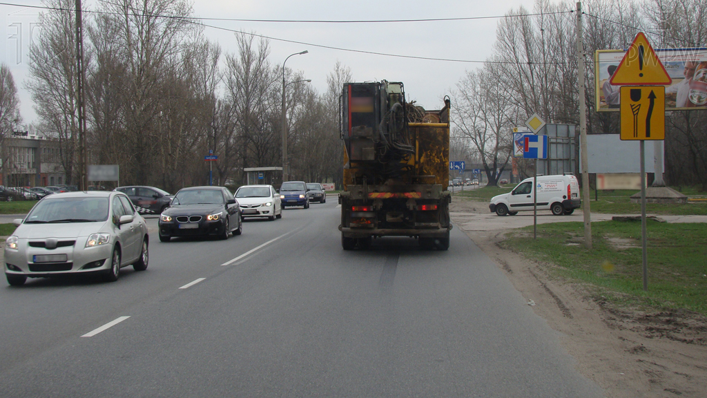 Materiał do pytania: Od czego, w szczególności, zależy bezpieczny odstęp, który powinieneś zachować jadąc za innym pojazdem?