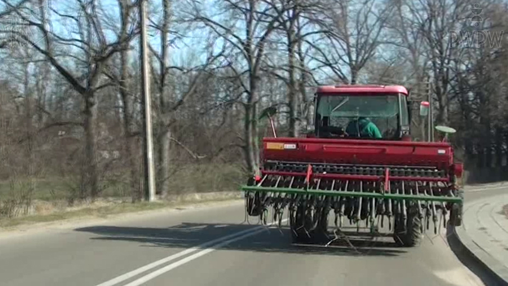Material zur Frage: Dürfen Sie die landwirtschaftliche Zugmaschine ohne Aufsicht lassen, wenn die daran angeschlossenen Geräte hochgehoben sind?