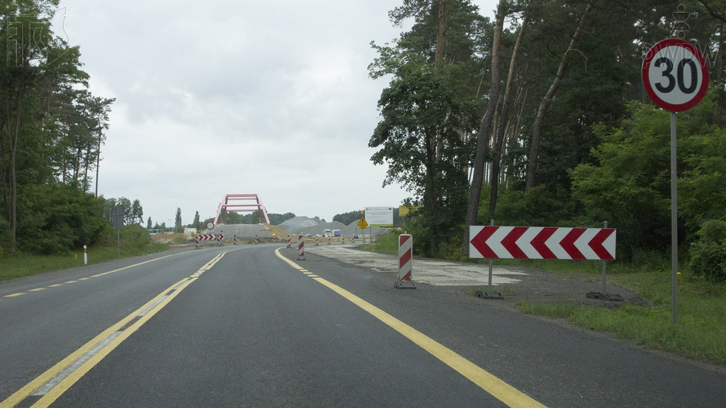 Materiał do pytania: Czy w przedstawionej sytuacji zakaz wyrażony znakiem obowiązuje od miejsca jego ustawienia?
