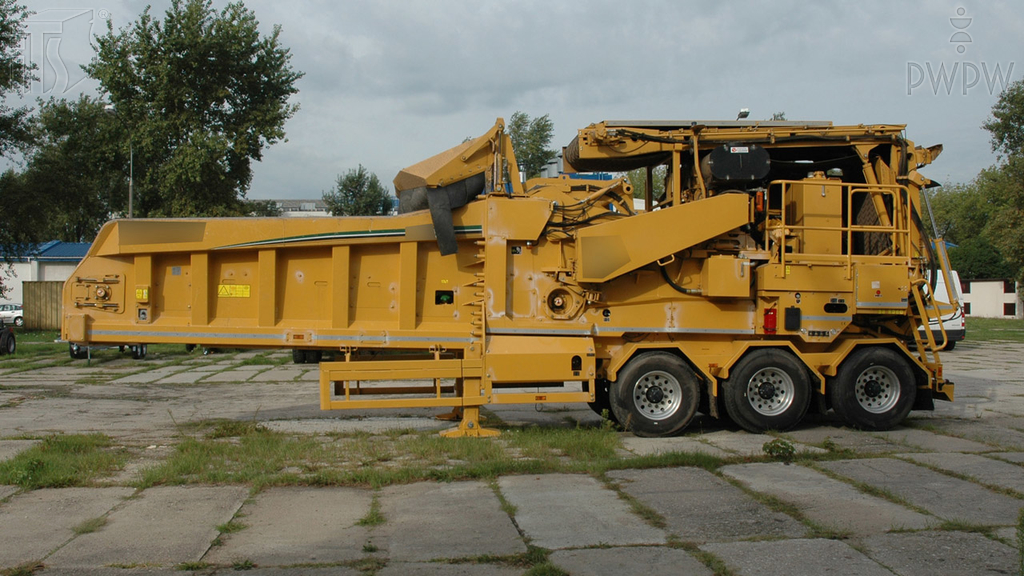 Materiał do pytania: Czy przy transporcie ciężkich maszyn roboczych lub sprzętu budowlanego masz obowiązek używać odciągów stalowych i klinów?