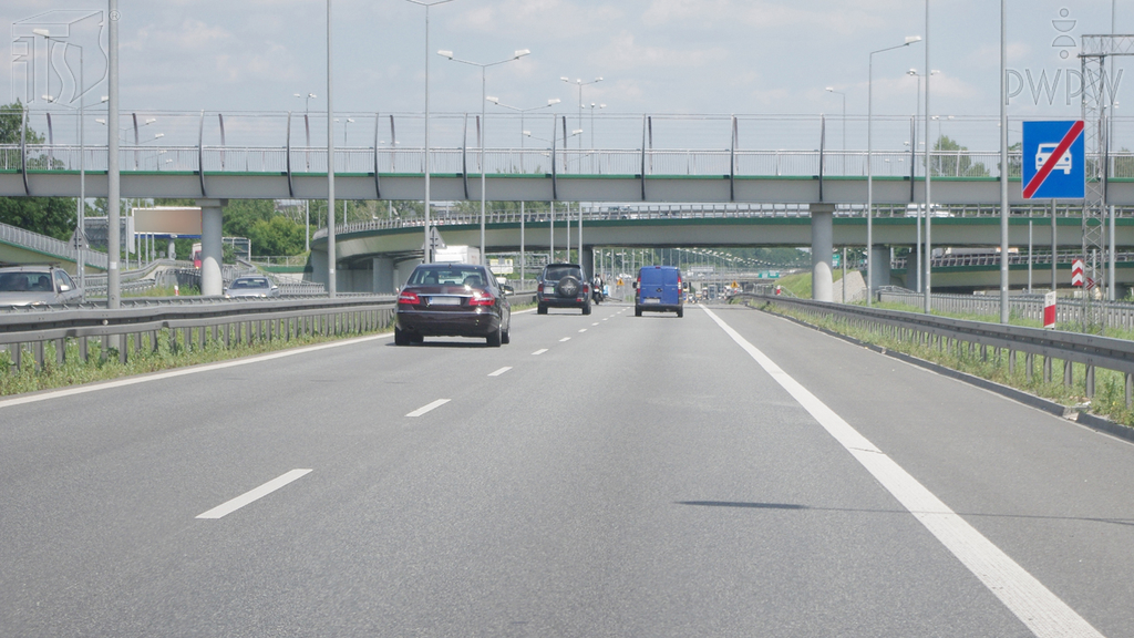 Materiał do pytania: Jaka jest maksymalna dopuszczalna prędkość, z którą masz prawo jechać drogą za tym znakiem, gdy kierujesz autobusem spełniającym dodatkowe warunki techniczne o dopuszczalnej prędkości do 100 km/h?