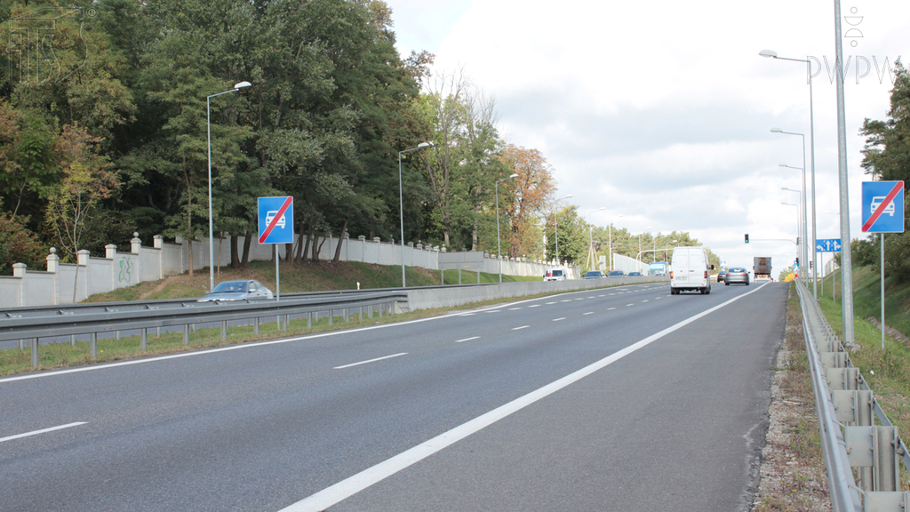 Materiał do pytania: Jaka jest maksymalna prędkość, z którą masz prawo jechać drogą za tym znakiem, gdy kierujesz autobusem spełniającym dodatkowe warunki techniczne o dopuszczalnej prędkości do 100 km/h?