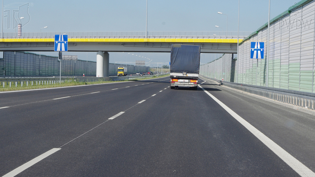 Materiał do pytania: Jaka jest maksymalna dopuszczalna prędkość, z którą masz prawo jechać drogą za tym znakiem, gdy kierujesz autobusem spełniającym dodatkowe warunki techniczne określone w przepisach?