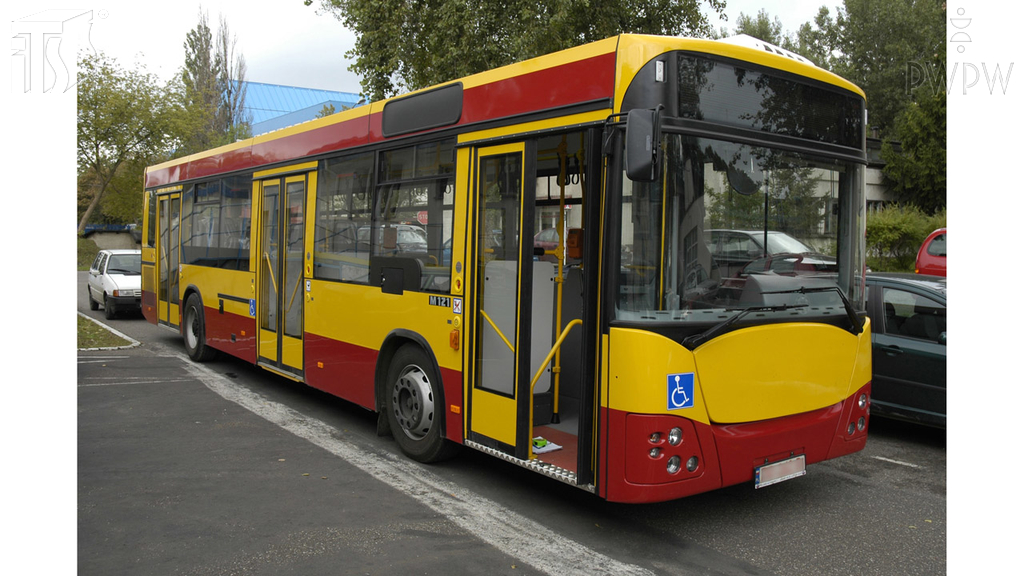 Materiał do pytania: Który z tych elementów stanowi obowiązkowe wyposażenie autobusu miejskiego wykorzystywanego w komunikacji miejskiej?