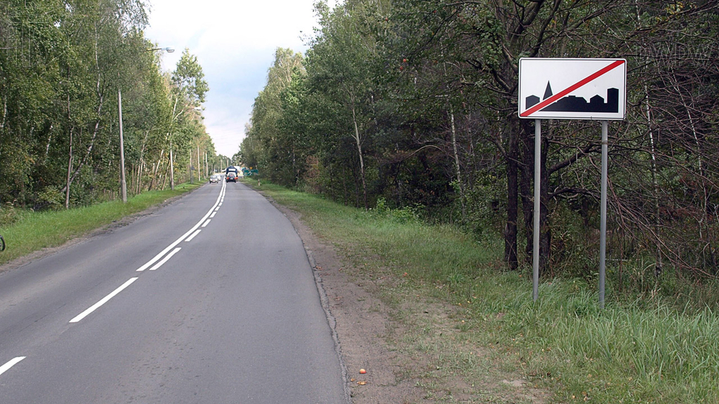 Materiał do pytania: Jaki odstęp od poprzedzającego pojazdu powinieneś zachować na drodze za tym znakiem kierując autobusem o długości powyżej 7 m?