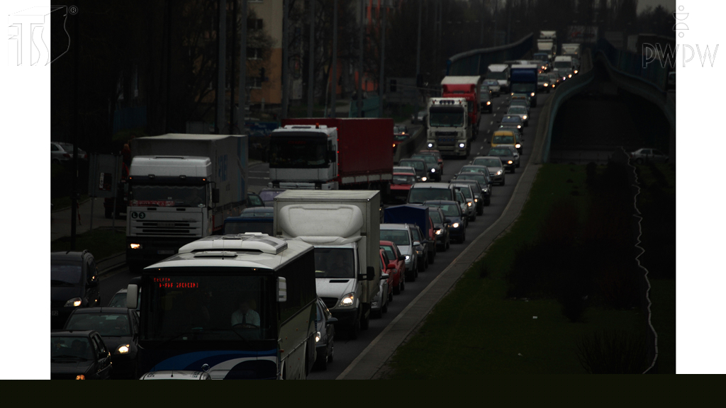 Materiał do pytania: Kiedy, kierując autobusem, podczas jazdy od zmierzchu do świtu, możesz używać świateł drogowych?