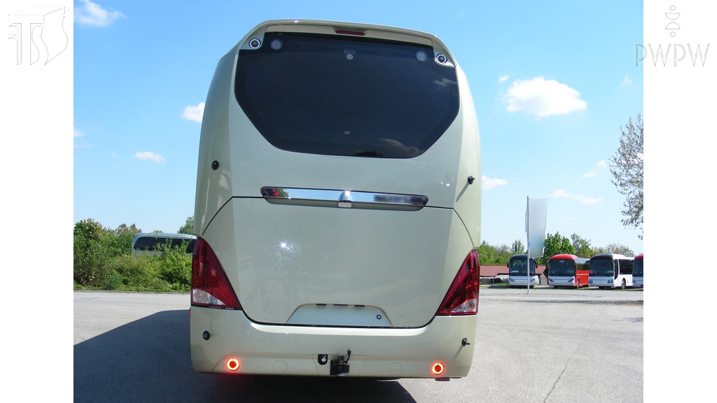 Materiał do pytania: Kiedy kierując autobusem masz obowiązek wyłączyć tylne światła przeciwmgłowe?