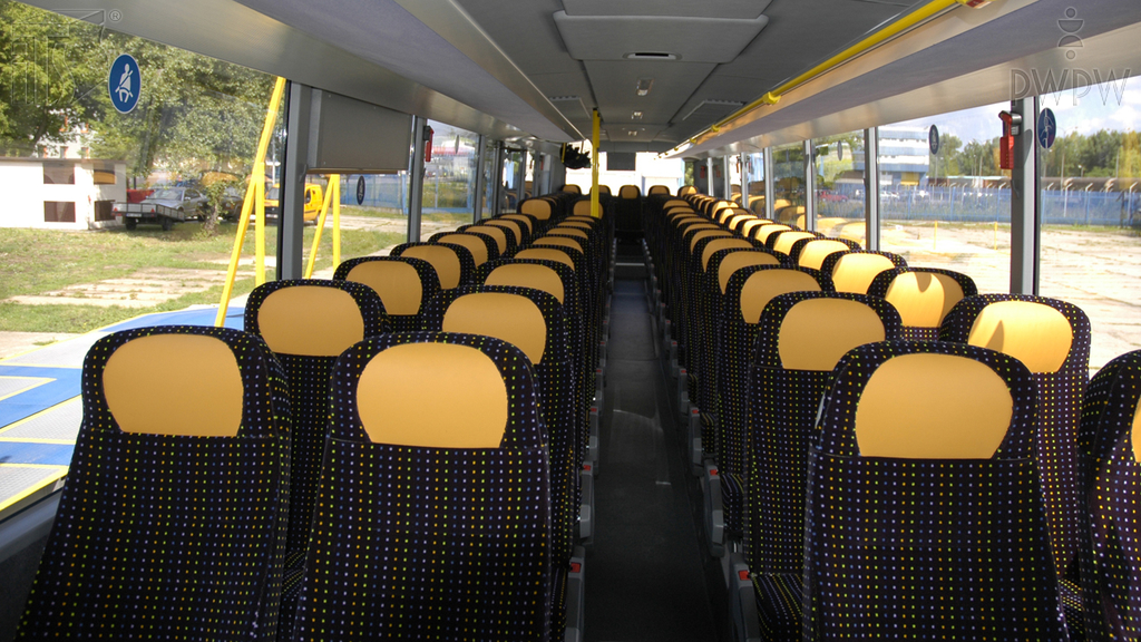 Materiał do pytania: Czy osoba dorosła przewożona autobusem na siedzeniu wyposażonym w pasy bezpieczeństwa ma obowiązek z nich korzystać?