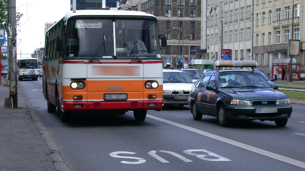 Materiał do pytania: Czego nie możesz robić kierując autobusem przewożącym osoby?
