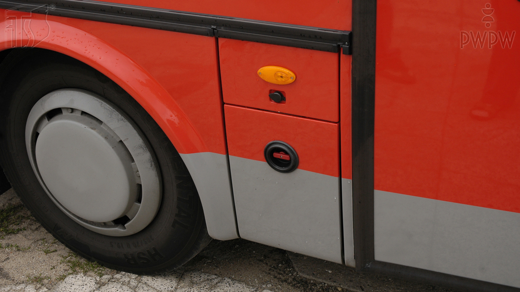 Material zur Frage: Welche nötigen Schritte soll der Busfahrer beim Radwechsel auf der Straße ausführen?