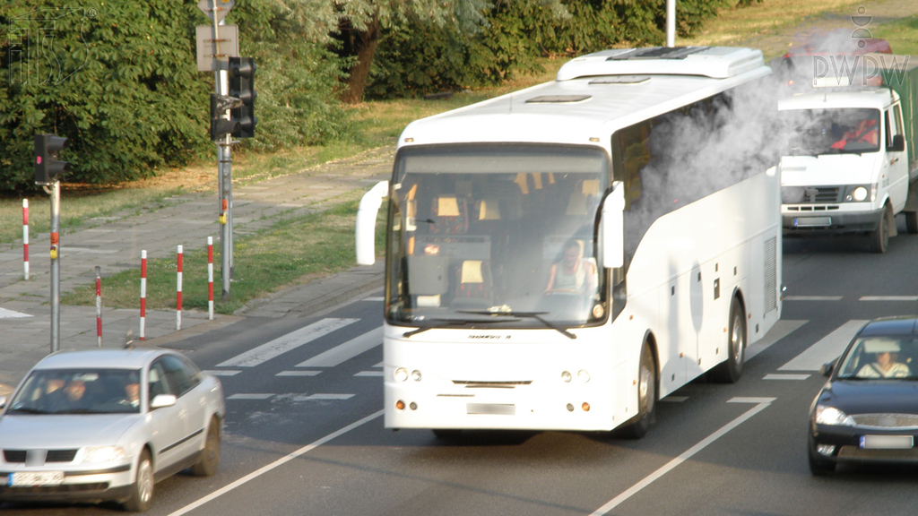 Material zur Frage: Worum muss man sich in erster Linie kümmern, wenn der Reisebus während der Fahrt in Brand gerät?
