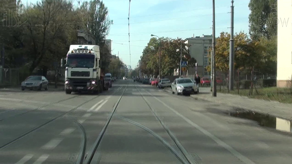 Materiał do pytania: Czy w tej sytuacji, skręcając w lewo do zajezdni, masz obowiązek ustąpić pierwszeństwa pojazdowi nadjeżdżającemu z przeciwka?