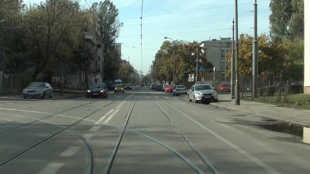 Materiał do pytania: Czy w tej sytuacji podczas skrętu w lewo masz obowiązek ustąpić pierwszeństwa pojazdom nadjeżdżającym z przeciwka?