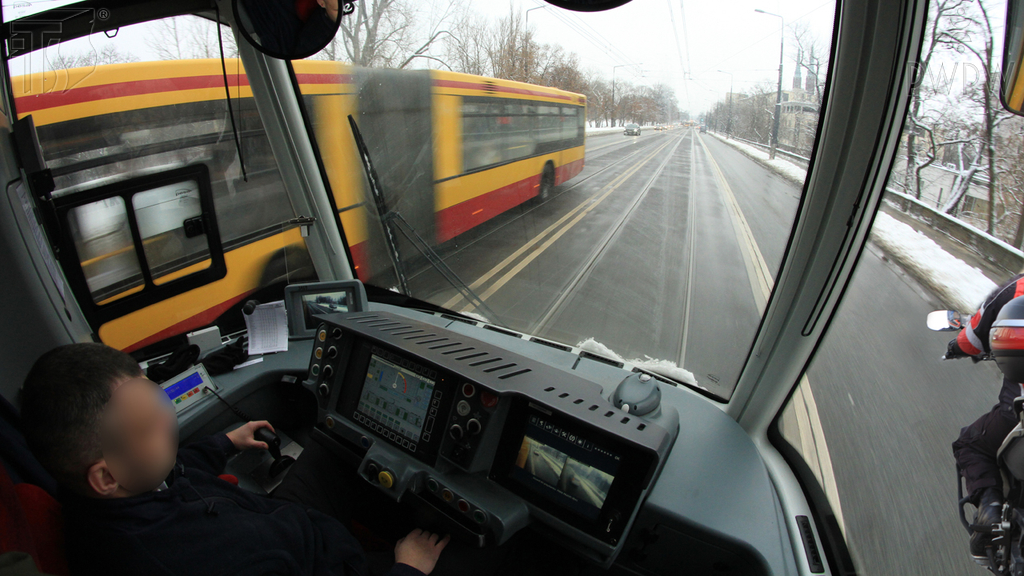 Materiał do pytania: Czy w tej sytuacji masz prawo wyprzedzić motocyklistę zachowując odstęp 1 m?