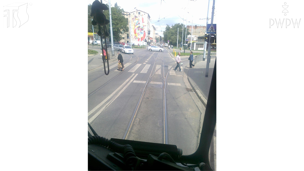 Material zur Frage: Darf man in dieser Situation die Fahrt fortsetzen, soweit den Fußgängern der Vorrang gewährt wurde?