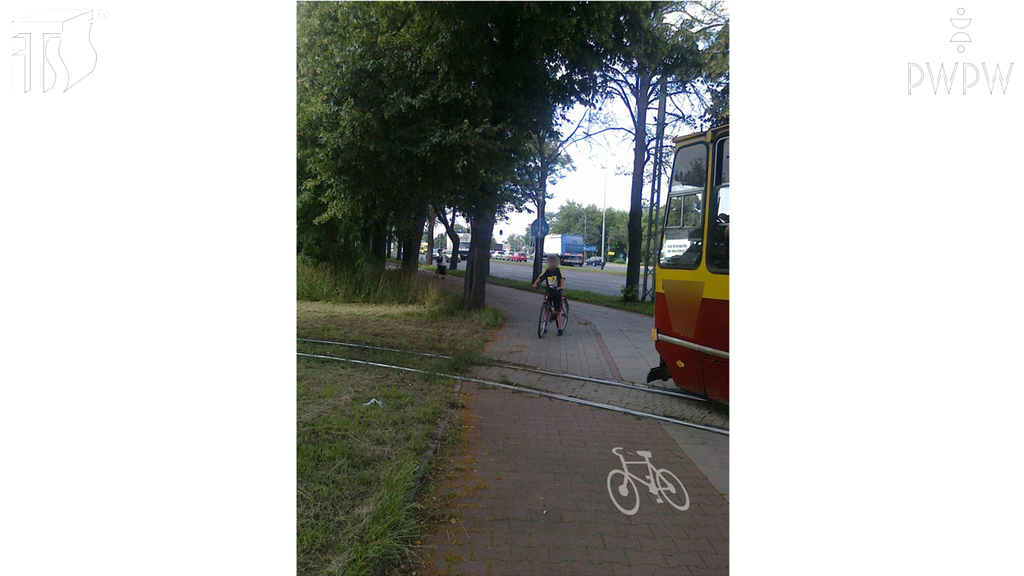 Materiał do pytania: Czy w tej sytuacji, kierując tramwajem, masz obowiązek ustąpić pierwszeństwa rowerzyście, który jedzie drogą dla rowerów?