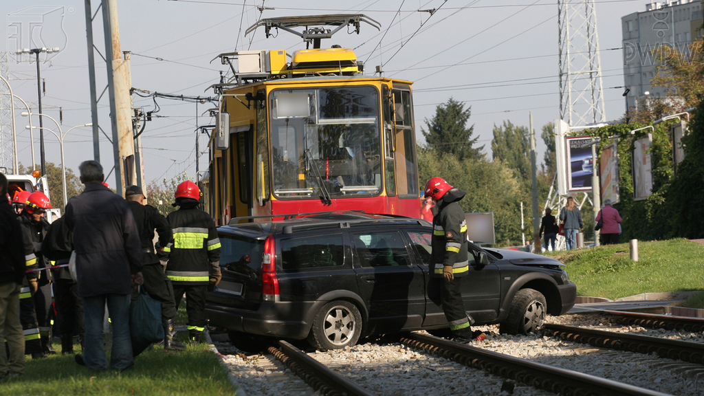 Materiał do pytania: Czy uczestnicząc w wypadku drogowym, w którym są ranni, masz prawo oddalić się z miejsca zdarzenia po wezwaniu służb ratunkowych?