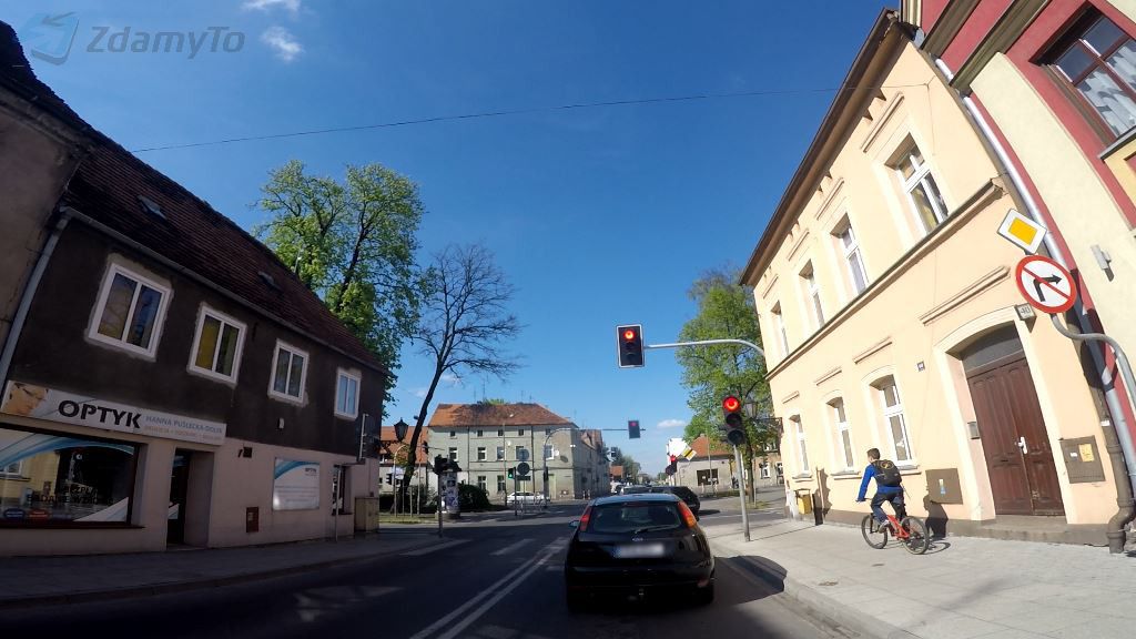 Materiał do pytania: Jaki odstęp od poprzedzającego pojazdu musisz utrzymać stojąc przed skrzyżowaniem i czekając na sygnał zielony?