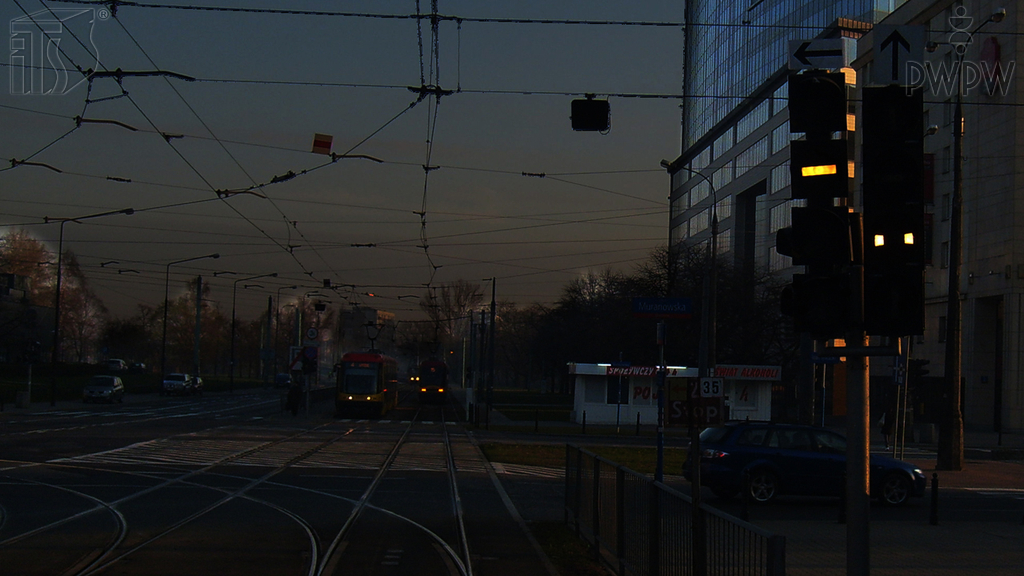 Materiał do pytania: Jaki czynnik może zakłócić prawidłowy sposób obserwacji drogi w czasie prowadzenia tramwaju w nocy?