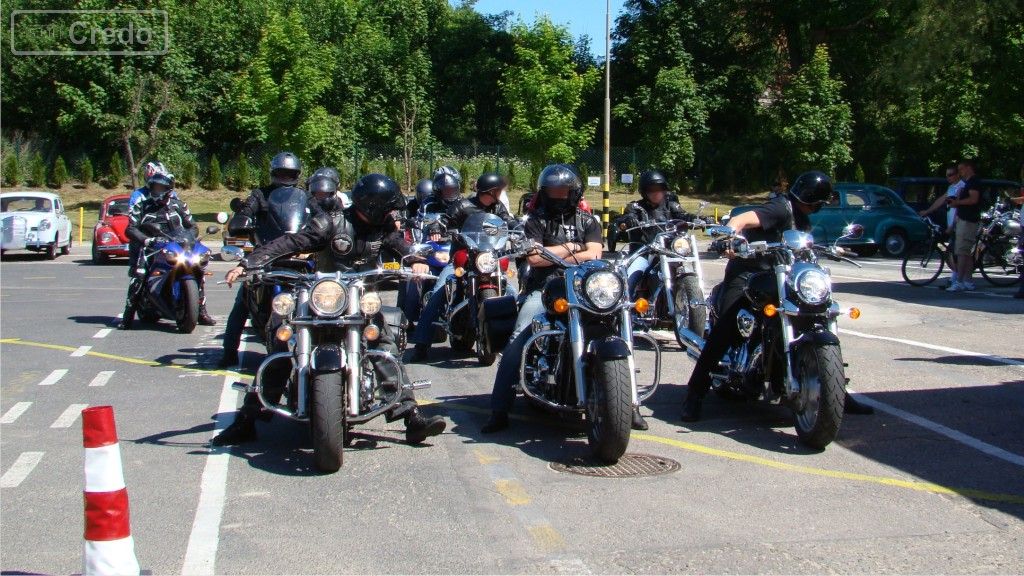 Material zur Frage: Man darf das Motorrad in einer organisierten Kolonne fahren, soweit diese keine ... Fahrzeuge übersteigt.