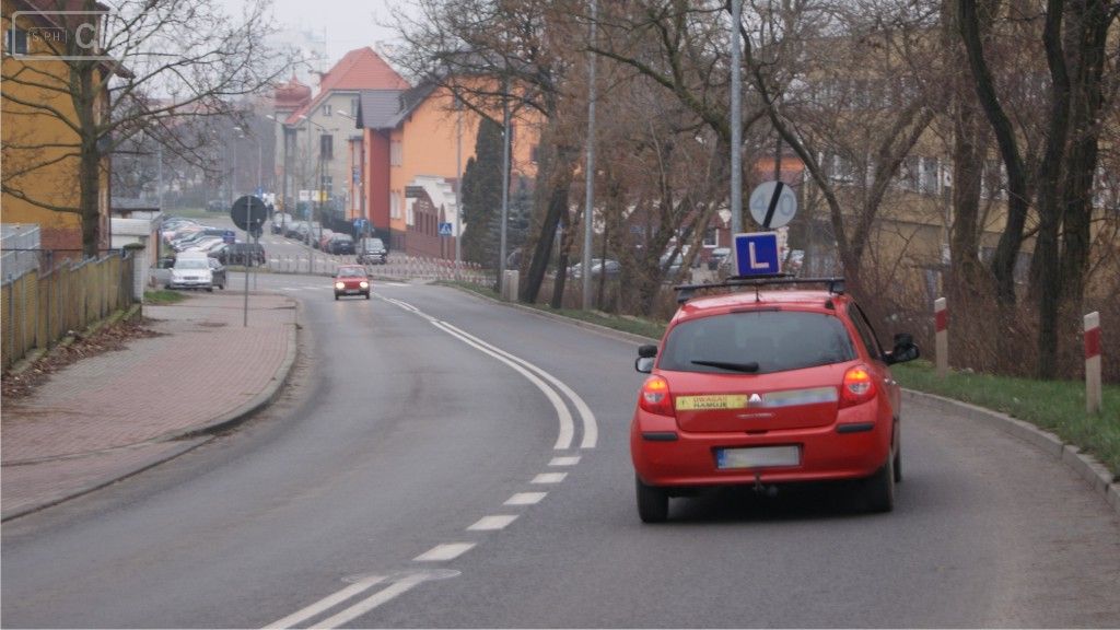 Materiał do pytania: Jak zachowasz się w sytuacji, która zmusi Cię do kontynuuowania jazdy za pojazdem nauki jazdy, bez możliwości bezpiecznego wykonania manewru wyprzedzania?