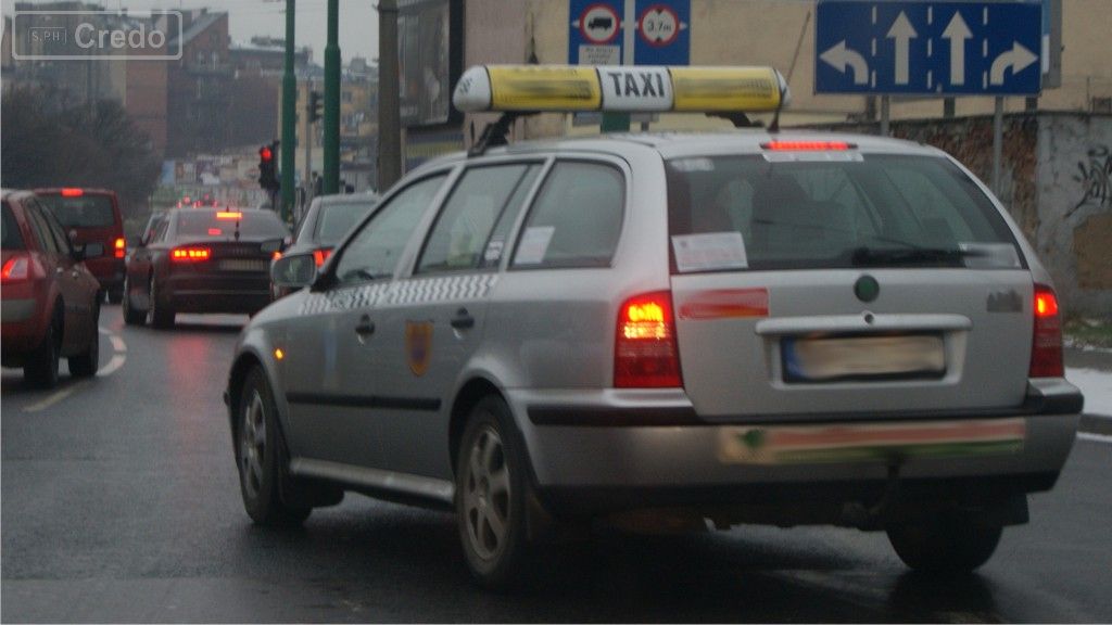 Material zur Frage: Was tun Sie, wenn an einer Kreuzung vor Sie ein anderes Fahrzeug eindringt, wobei es die Vorfahrt erzwingt?