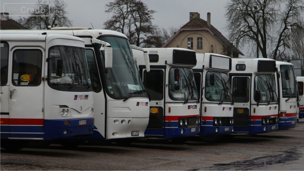 Materiał do pytania: W jaki sposób możesz zmniejszyć zanieczyszczenie powietrza podczas postoju na dworcu autobusowym?