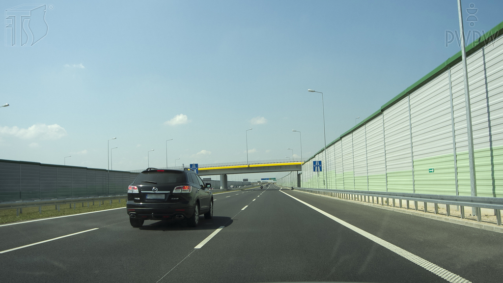 Materiał do pytania: Czy w tej sytuacji, na autostradzie, wolno Ci kontynuować wyprzedzanie pojazdu z prawej strony ?