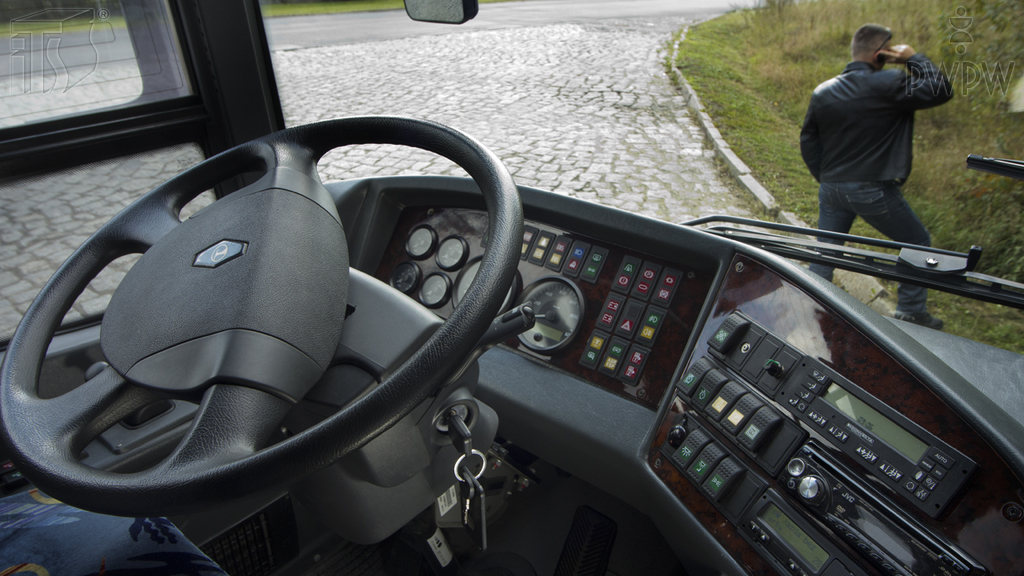 Materiał do pytania: Czy tak pozostawiony na postoju bez opieki autobus jest prawidłowo zabezpieczony przed możliwością uruchomienia go przez osobę niepowołaną?